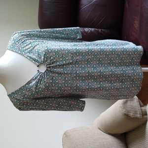 Liz Claiborne XL shirt sleeve top rayon/poly with ring at neckline.